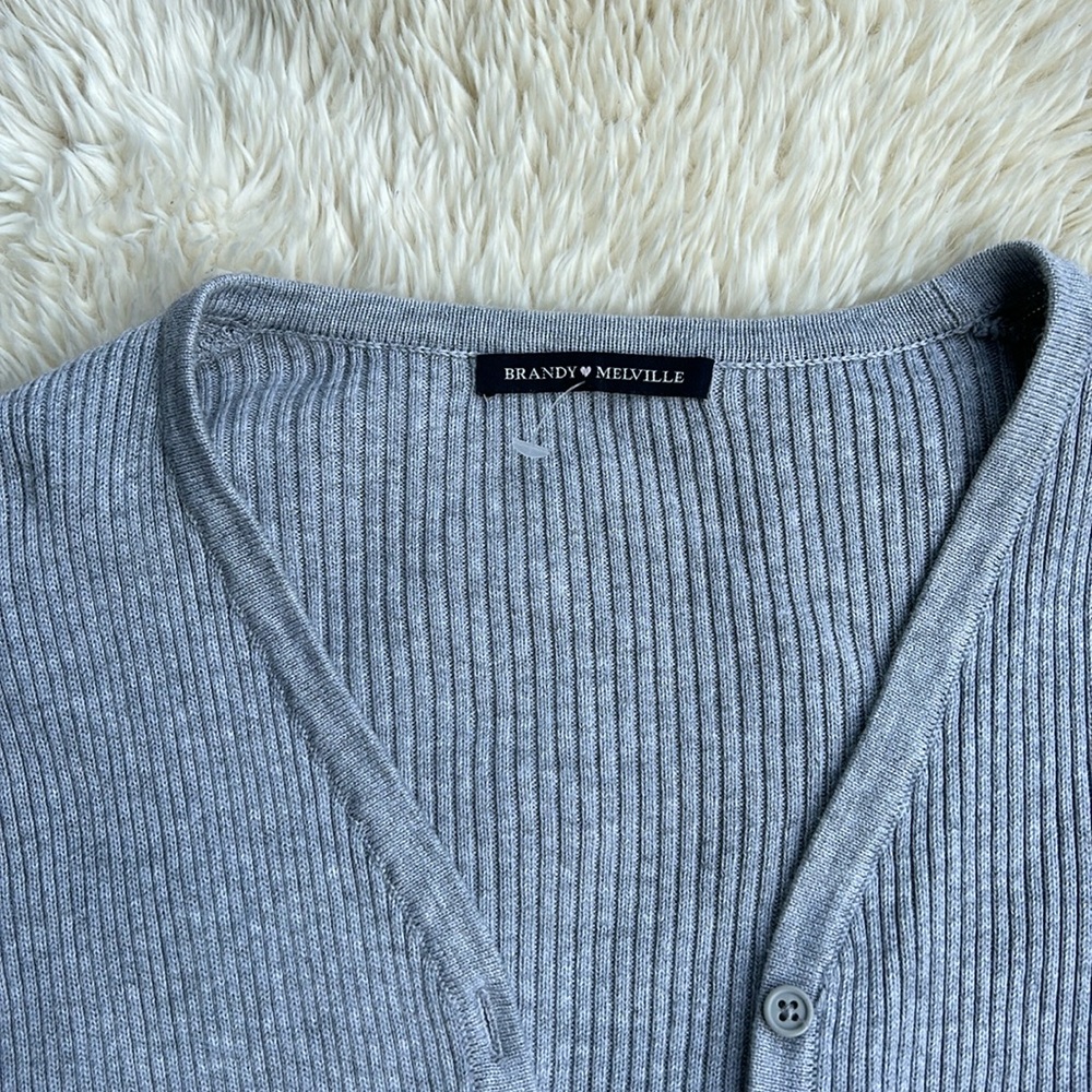 BRANDY MELVILLE • Cropped cardigan 💕